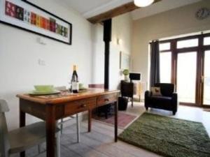Shorwell的住宿－Surf Shack - Impeccable 1-Bed Cottage in Shorwell，客厅配有木桌