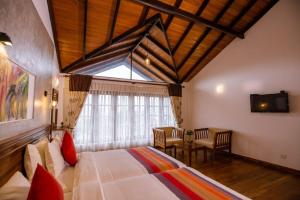 Un dormitorio con una cama grande y una ventana en Seasons Villa - Nuwara Eliya, en Nuwara Eliya