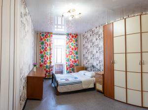ein kleines Schlafzimmer mit einem Bett und einem Fenster in der Unterkunft Дом с прекрасным видом г Павлодар in Pawlodar