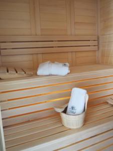 2 asciugamani sono seduti in una sauna di Deluxe apartments Bled a Bled