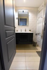 Bathroom sa Terrasse 86 - Terrasse & Climatisation - 4-6 personnes - BnB Epernay