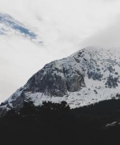 Výhľad na hory alebo výhľad na hory priamo z hotela