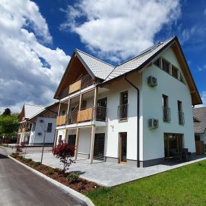 un edificio bianco con tetto di gamberetti di Deluxe apartments Bled a Bled
