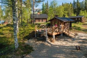 un gruppo di persone che si trovano di fronte a una cabina di Vuorijärvi cottage a Enonkoski