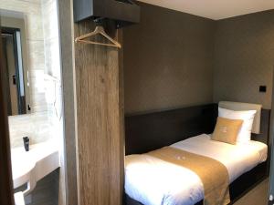 Habitación pequeña con cama y baño. en XO Hotels Infinity, en Ámsterdam