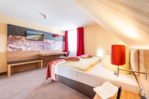 Postel nebo postele na pokoji v ubytování Centralhotel Binz