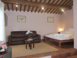 - un salon avec un canapé et une table dans l'établissement Tenuta Seripa, à Sassetta