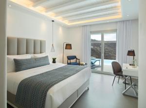 Postel nebo postele na pokoji v ubytování Epic Blue Mykonos