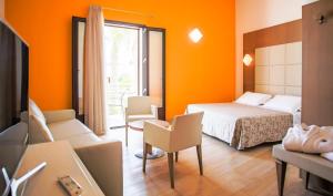 Postel nebo postele na pokoji v ubytování La Casarana Wellness Ecoresort