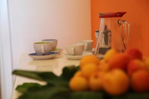 uma mesa com copos e um espremedor e um monte de laranjas em Punta Prosciutto Guest House em Porto Cesareo