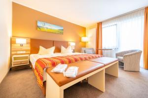Postel nebo postele na pokoji v ubytování Centralhotel Binz