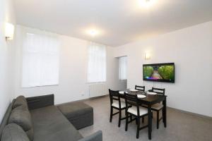 ein Wohnzimmer mit Sofa und Tisch in der Unterkunft Heptagone_1 in Saint-Quentin