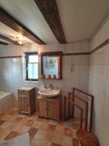 Ένα μπάνιο στο Ferienhaus Schmitt +32 φωτογραφίες