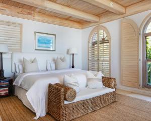 Katil atau katil-katil dalam bilik di Villa del Mar - "Luxurious en-suite bedroom with lounge and stunning sea view balcony in Bantry Bay"