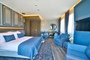 A seating area at Amethyst Hotel