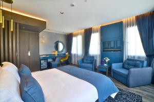 A seating area at Amethyst Hotel