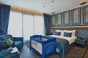 A bed or beds in a room at Amethyst Hotel Még 37 kép