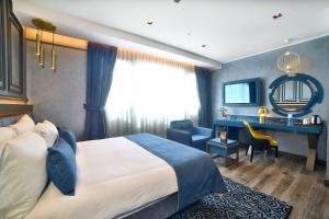 A bed or beds in a room at Amethyst Hotel