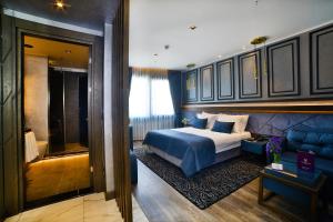 A bed or beds in a room at Amethyst Hotel
