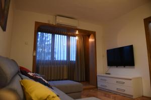 TV a/nebo společenská místnost v ubytování Riverside apartment