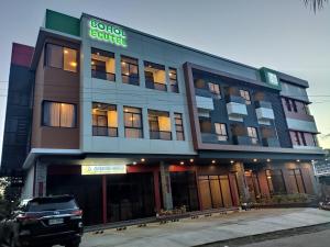 un edificio con un camión estacionado frente a él en Bohol Ecotel, en Tagbilaran City