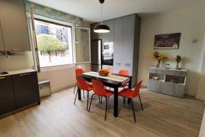 cocina y comedor con mesa y sillas en Acogedor, céntrico y amplio apartamento! Pamplona Inn 1 en Pamplona