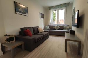 sala de estar con sofá y mesa en Acogedor, céntrico y amplio apartamento! Pamplona Inn 1 en Pamplona