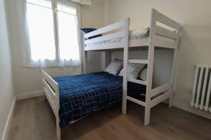 1 dormitorio con 2 literas y 1 cama azul en Acogedor, céntrico y amplio apartamento! Pamplona Inn 1 en Pamplona
