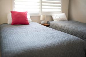 
A bed or beds in a room at Bannockburn Lodge - Toowoomba Homestays
