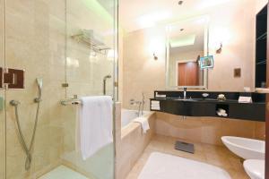Bilik mandi di Best Plaza West Bay Hotel