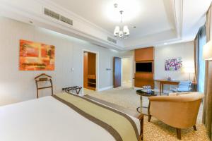 Televisyen dan/atau pusat hiburan di Best Plaza West Bay Hotel