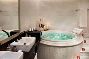 Bilik mandi di Best Plaza West Bay Hotel
