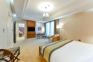 Televisyen dan/atau pusat hiburan di Best Plaza West Bay Hotel