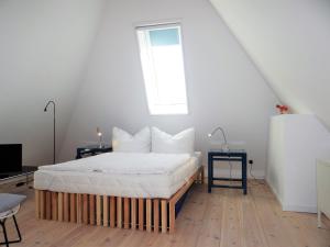 a bedroom with a large bed with a window at Speicher Residenz Barth E7 App 1 in Barth
