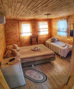 Habitación con 2 camas en una cabaña de madera en KARABİBİK BUNGALOW, en Demre