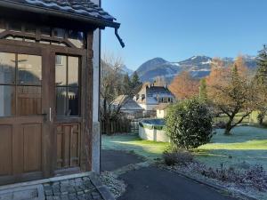 uma porta aberta de uma casa com um quintal em Bergwelten em Bludenz