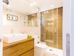 Vannituba majutusasutuses Sitges Spaces Seaside Beach Flat- 4 Bedroom, 2 Bathroom, Terrace, Near Beach