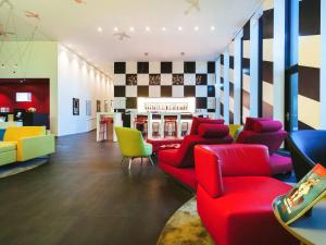 Predel za sedenje v nastanitvi ibis Styles Basel City