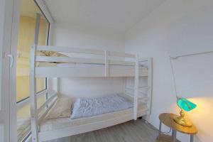 2 Etagenbetten in einem Zimmer mit einer Lampe in der Unterkunft Apartment 527 in Hohegeiß