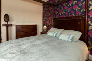 Una cama o camas en una habitación de The Dales