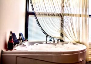 メルスィンにあるVm Resort Otel Mersinの窓付きのバスルーム(バスタブ付)