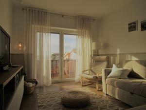 uma sala de estar com um sofá e uma janela em Pedras do Mar - Consolação - Peniche na Consolação