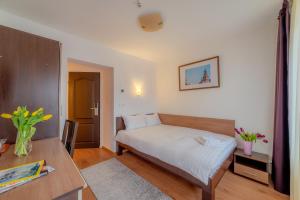 Postel nebo postele na pokoji v ubytování Pension Cluj