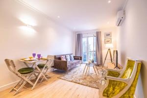フンシャルにあるFunchal Center Apartment IIのテーブルとソファのあるリビングルーム
