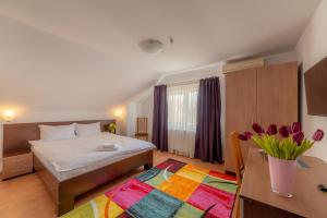 Postel nebo postele na pokoji v ubytování Pension Cluj