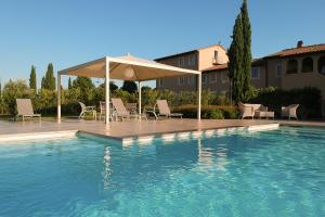 Bazén v ubytování Resort Casale Le Torri nebo v jeho okolí