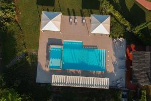 una vista aérea de una piscina en un patio en Resort Casale Le Torri, en Ponsacco