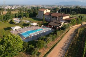 Bazén v ubytování Resort Casale Le Torri nebo v jeho okolí