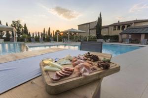 Bazén v ubytování Resort Casale Le Torri nebo v jeho okolí