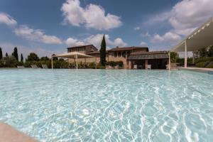Bazén v ubytování Resort Casale Le Torri nebo v jeho okolí